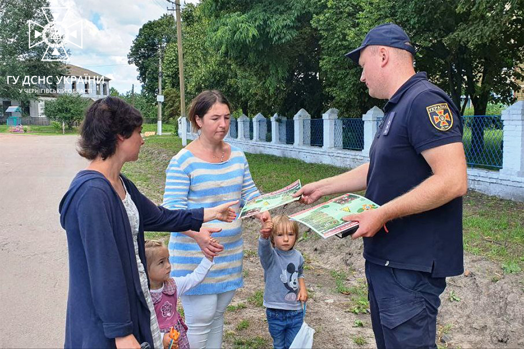  Рятувальники Чернігівщини проводять профілактично-роз'яснювальні бесіди серед населення